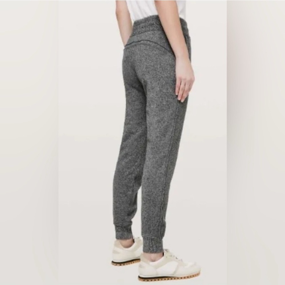 NWOT WOMENS LULULEMON WARM DOWN JOGGER IN HEATHERED CORE
GRAY SIZE 4 - Picture 2 of 10